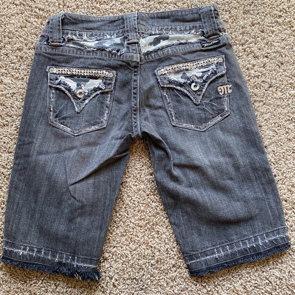 Miss Me Bermuda - Picture 2 of 3